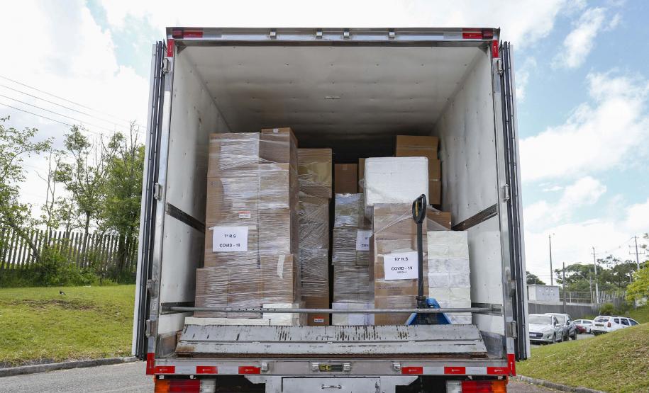 Paraná começa a distribuição de 2,2 milhões de itens para a vacinação da Covid-19