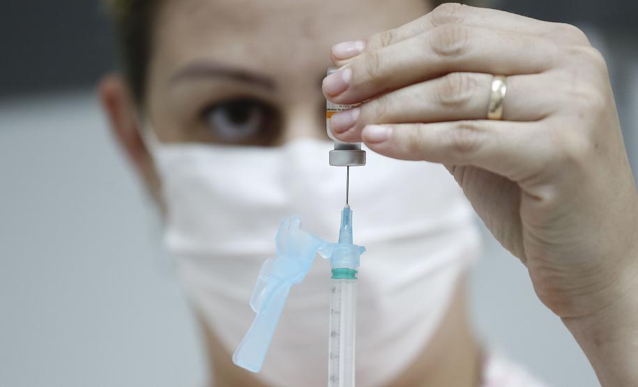 Vacinação contra a Covid-19 já começou nos 399 municípios do Paraná