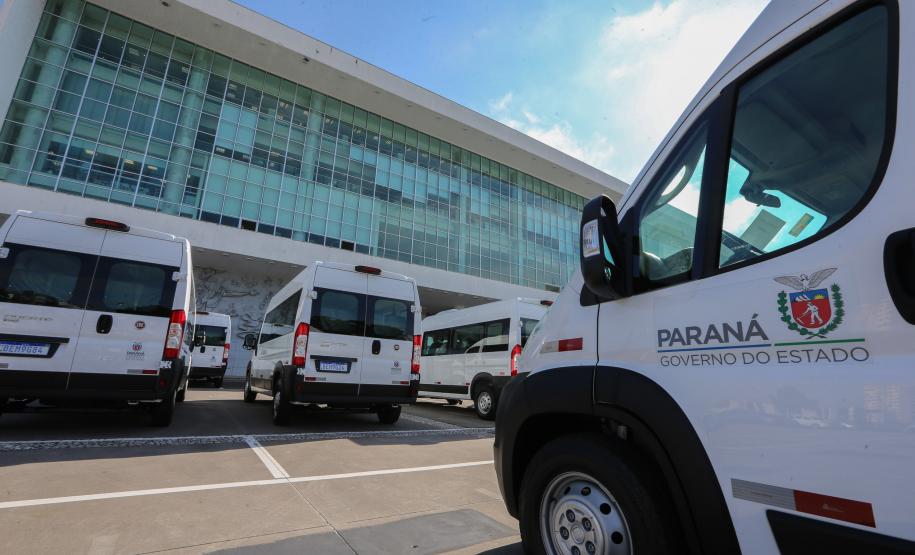 Governo entrega vans para agilizar o transporte de pacientes de 45 municípios