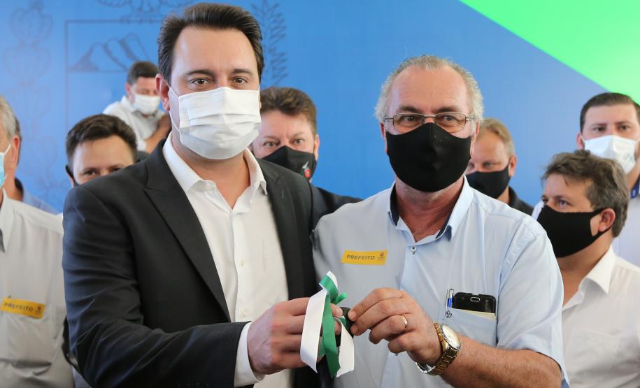 Governo entrega vans para agilizar o transporte de pacientes de 45 municípios