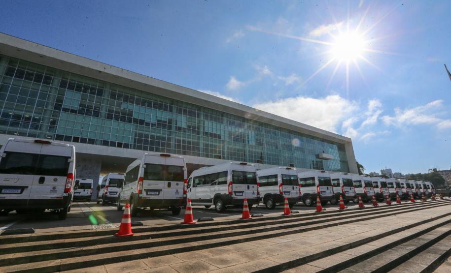 Governo entrega vans para agilizar o transporte de pacientes de 45 municípios