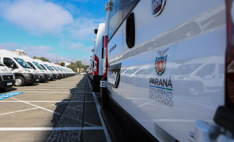 Governo entrega vans para agilizar o transporte de pacientes de 45 municípios
