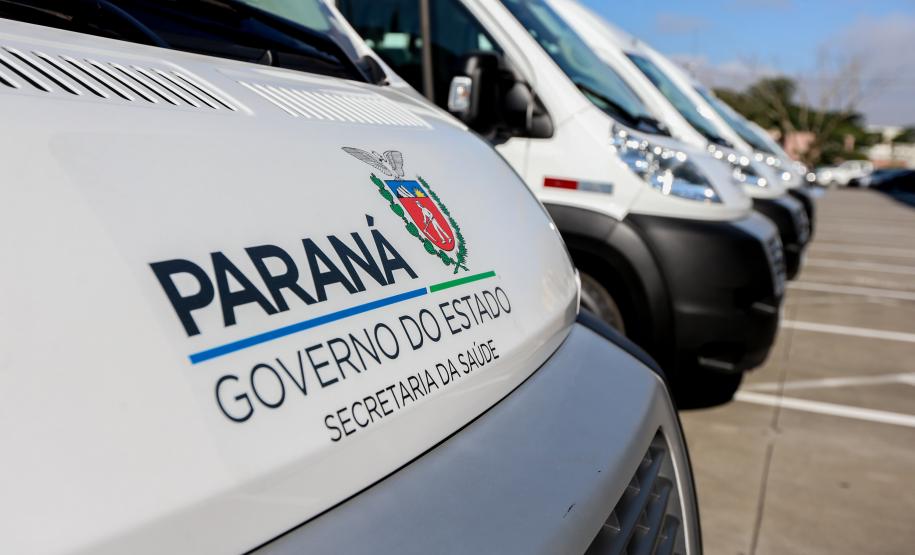 Governo entrega vans para agilizar o transporte de pacientes de 45 municípios