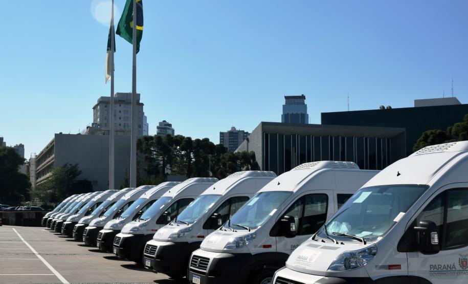 Governo entrega vans para agilizar o transporte de pacientes de 45 municípios