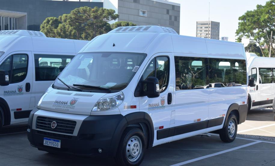 Governo entrega vans para agilizar o transporte de pacientes de 45 municípios