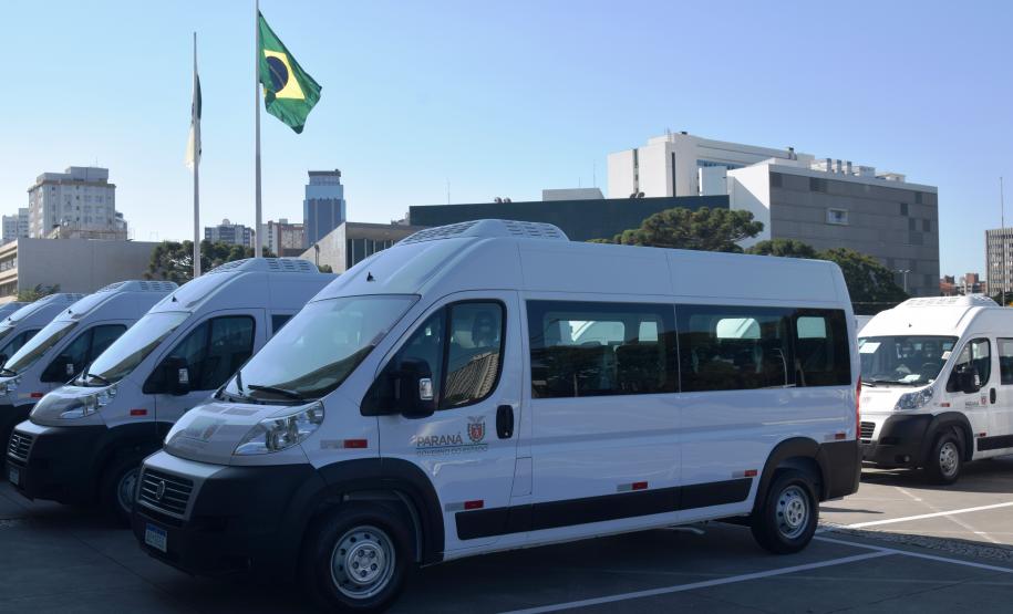 Governo entrega vans para agilizar o transporte de pacientes de 45 municípios