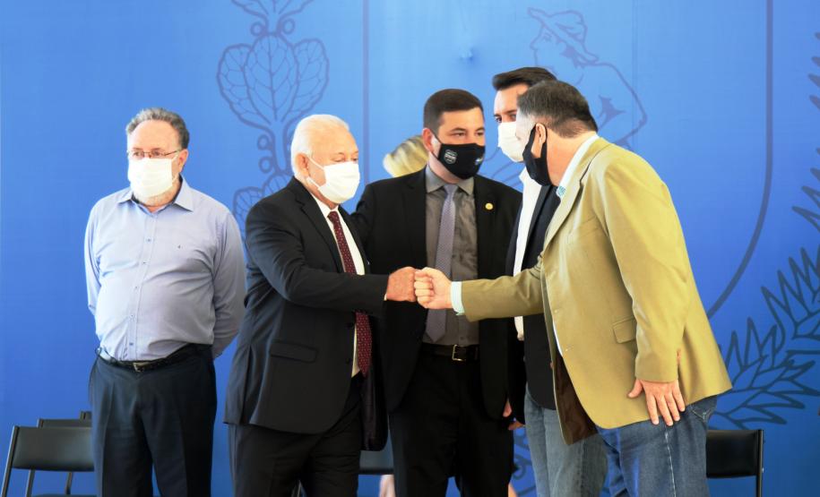 Governo entrega vans para agilizar o transporte de pacientes de 45 municípios