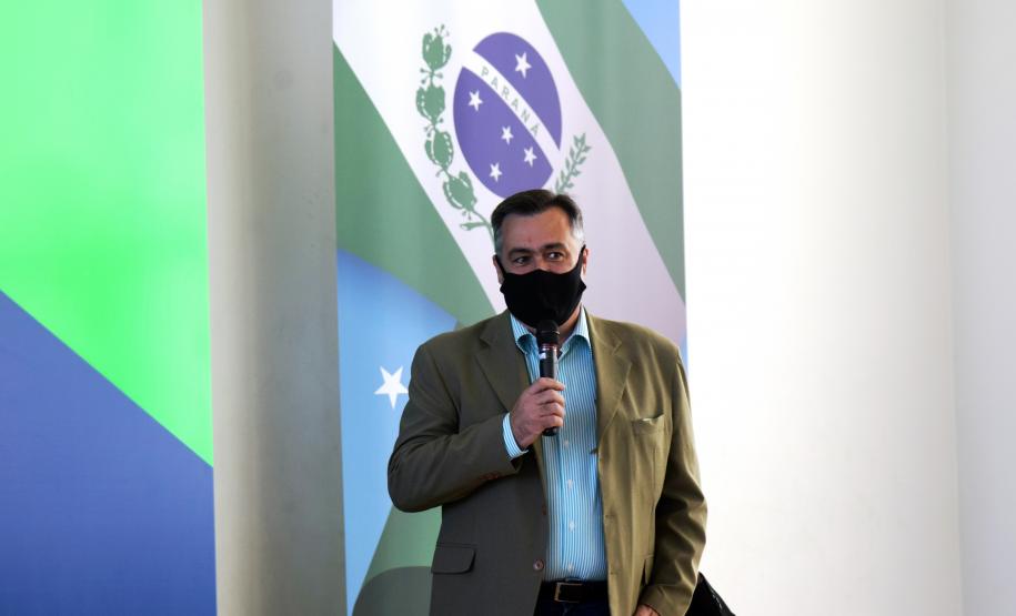 Governo entrega vans para agilizar o transporte de pacientes de 45 municípios