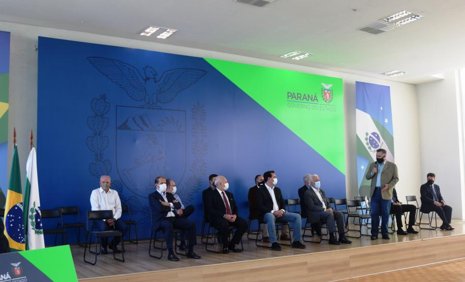 Governo entrega vans para agilizar o transporte de pacientes de 45 municípios