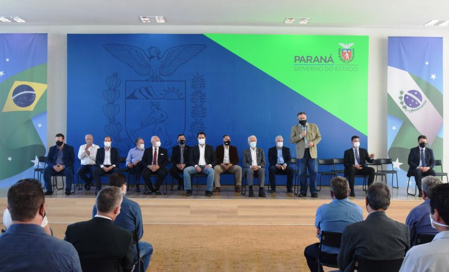 Governo entrega vans para agilizar o transporte de pacientes de 45 municípios