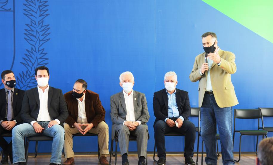 Governo entrega vans para agilizar o transporte de pacientes de 45 municípios