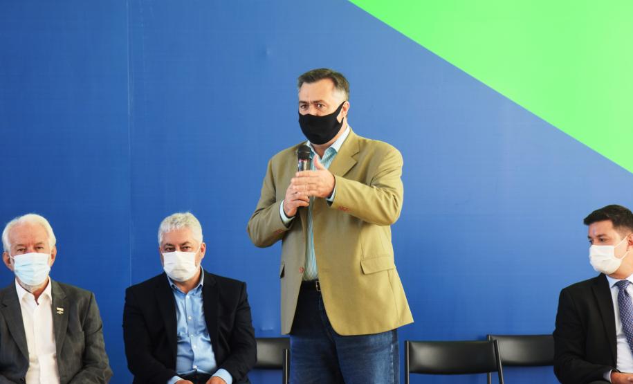 Governo entrega vans para agilizar o transporte de pacientes de 45 municípios