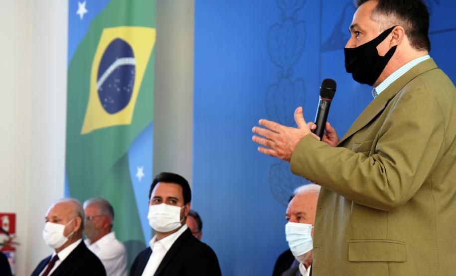 Governo entrega vans para agilizar o transporte de pacientes de 45 municípios