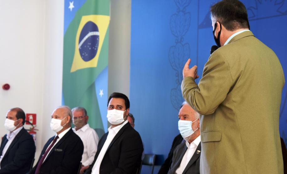 Governo entrega vans para agilizar o transporte de pacientes de 45 municípios