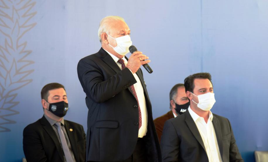 Governo entrega vans para agilizar o transporte de pacientes de 45 municípios