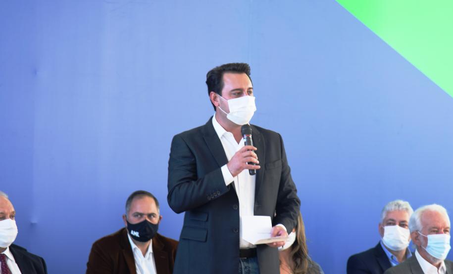 Governo entrega vans para agilizar o transporte de pacientes de 45 municípios