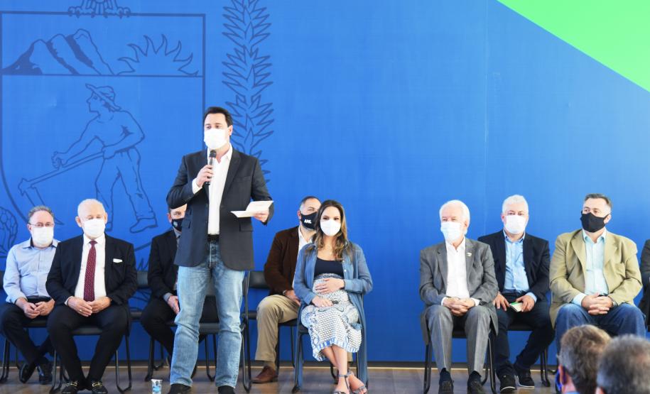 Governo entrega vans para agilizar o transporte de pacientes de 45 municípios