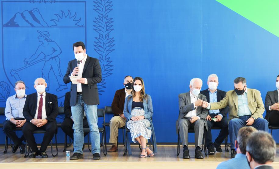 Governo entrega vans para agilizar o transporte de pacientes de 45 municípios