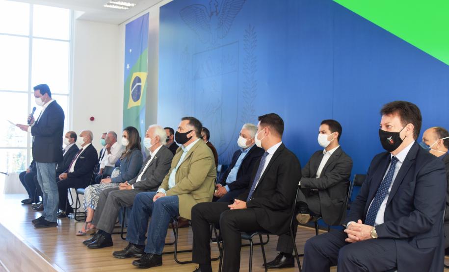 Governo entrega vans para agilizar o transporte de pacientes de 45 municípios