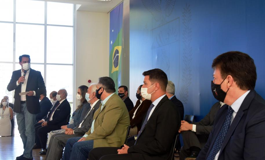 Governo entrega vans para agilizar o transporte de pacientes de 45 municípios