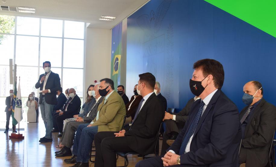 Governo entrega vans para agilizar o transporte de pacientes de 45 municípios