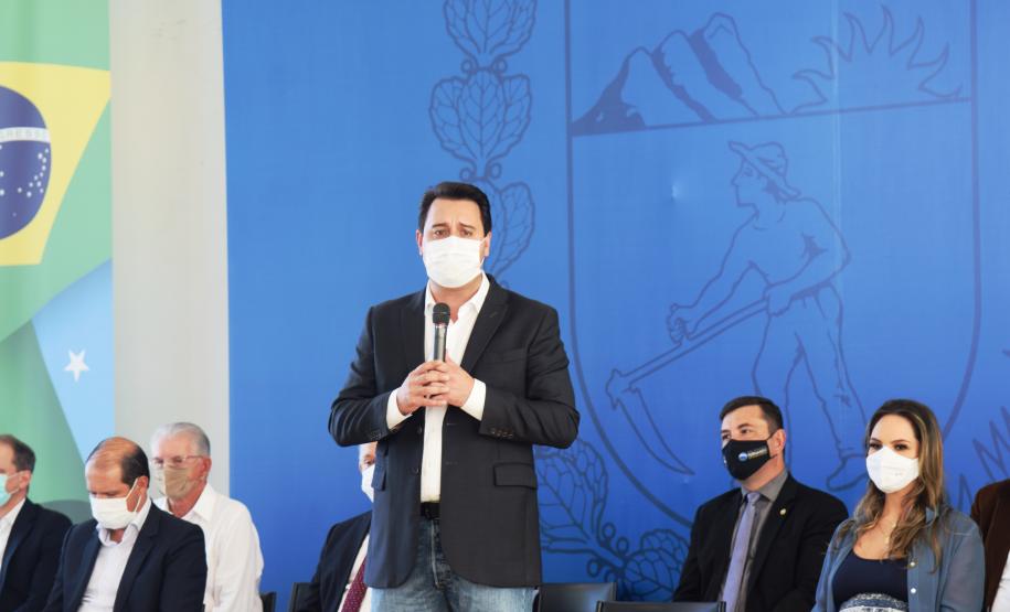 Governo entrega vans para agilizar o transporte de pacientes de 45 municípios