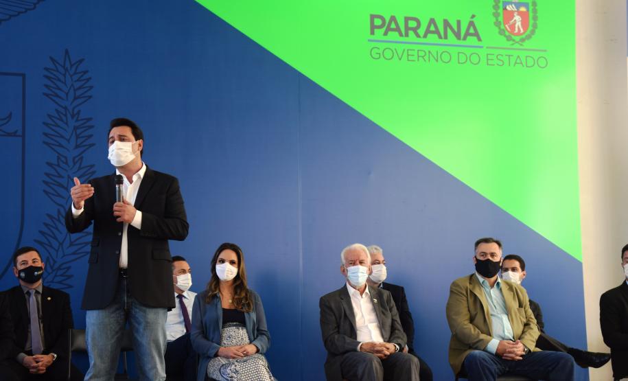 Governo entrega vans para agilizar o transporte de pacientes de 45 municípios