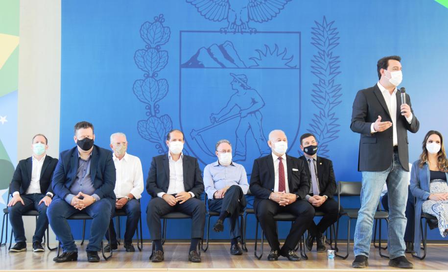 Governo entrega vans para agilizar o transporte de pacientes de 45 municípios