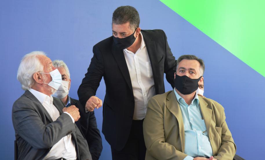 Governo entrega vans para agilizar o transporte de pacientes de 45 municípios