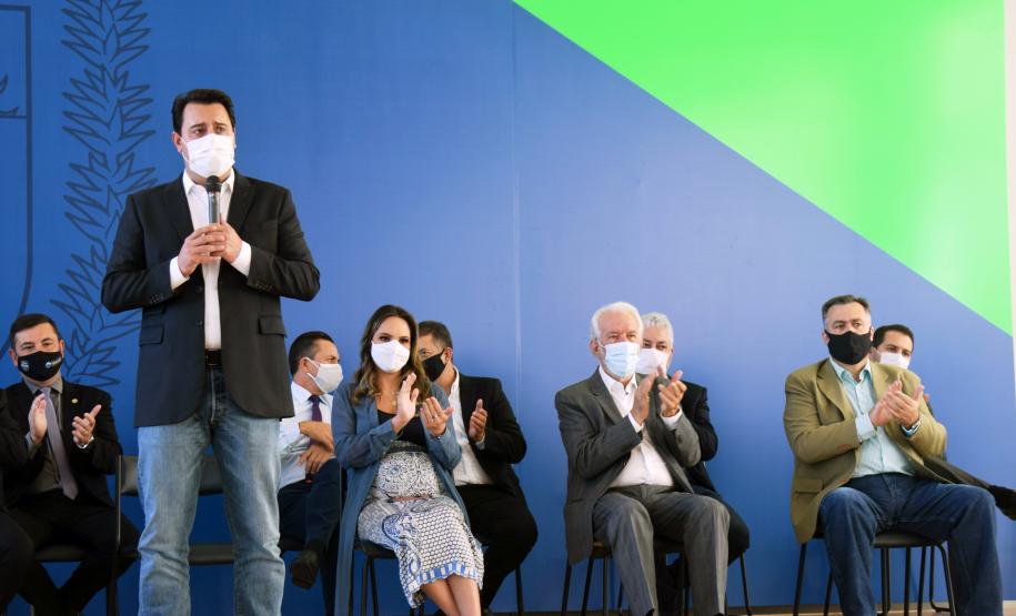 Governo entrega vans para agilizar o transporte de pacientes de 45 municípios