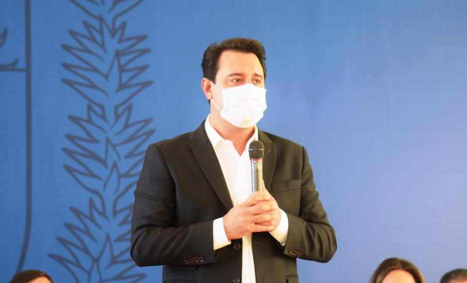 Governo entrega vans para agilizar o transporte de pacientes de 45 municípios