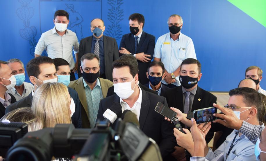 Governo entrega vans para agilizar o transporte de pacientes de 45 municípios