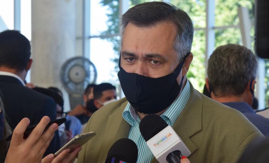 Governo entrega vans para agilizar o transporte de pacientes de 45 municípios