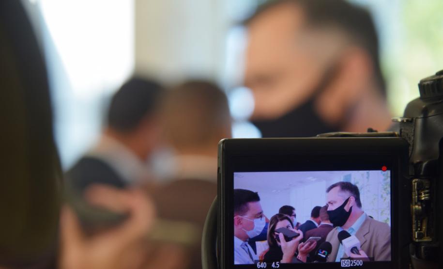 Governo entrega vans para agilizar o transporte de pacientes de 45 municípios