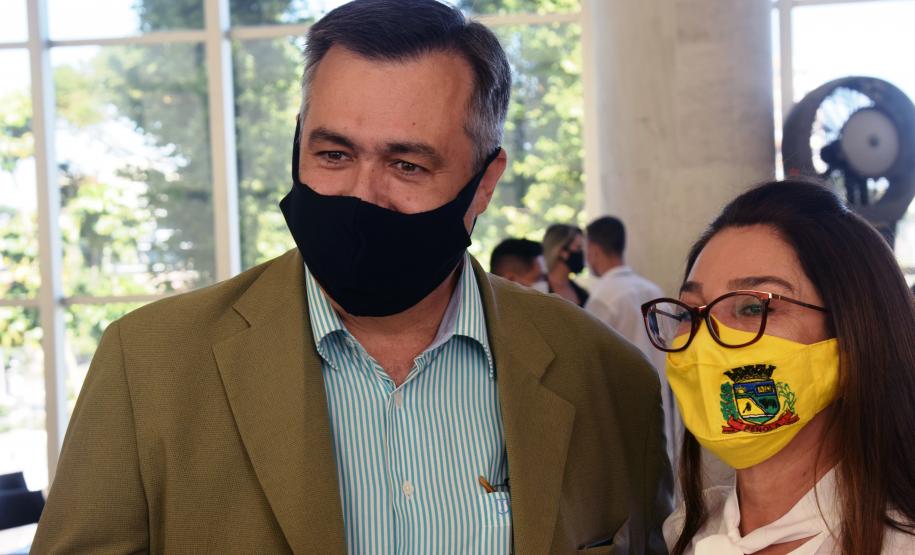 Governo entrega vans para agilizar o transporte de pacientes de 45 municípios