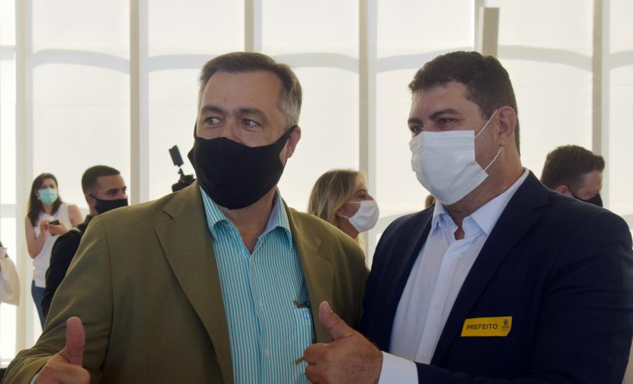 Governo entrega vans para agilizar o transporte de pacientes de 45 municípios