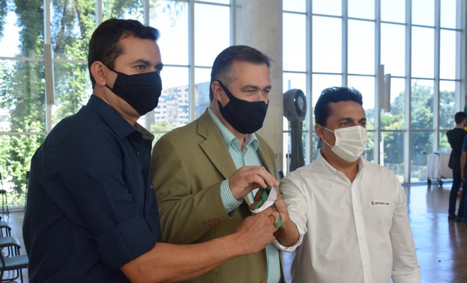 Governo entrega vans para agilizar o transporte de pacientes de 45 municípios