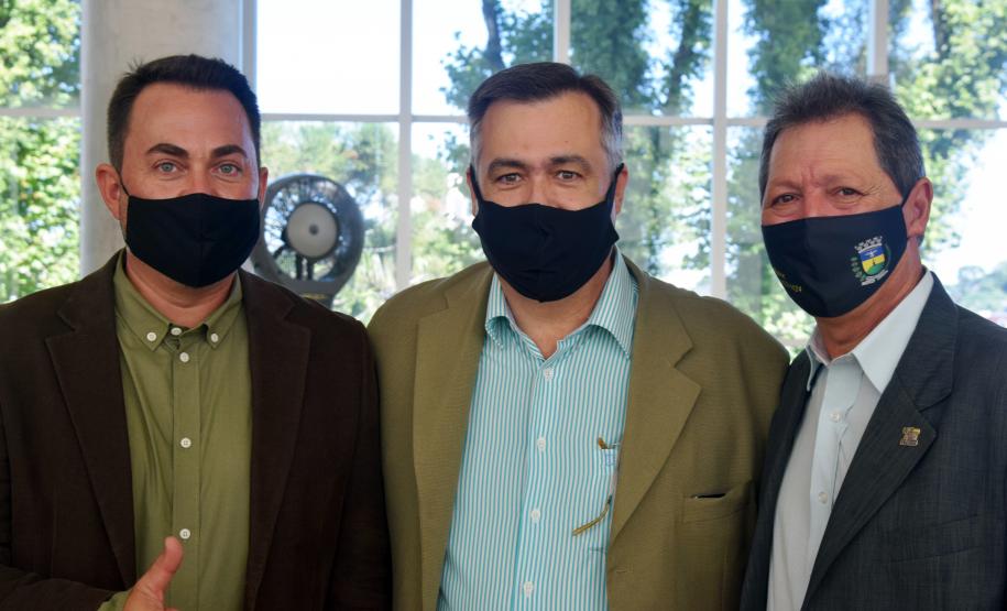 Governo entrega vans para agilizar o transporte de pacientes de 45 municípios