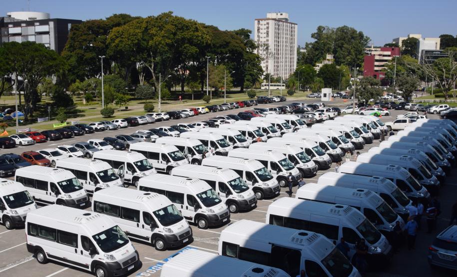 Governo entrega vans para agilizar o transporte de pacientes de 45 municípios