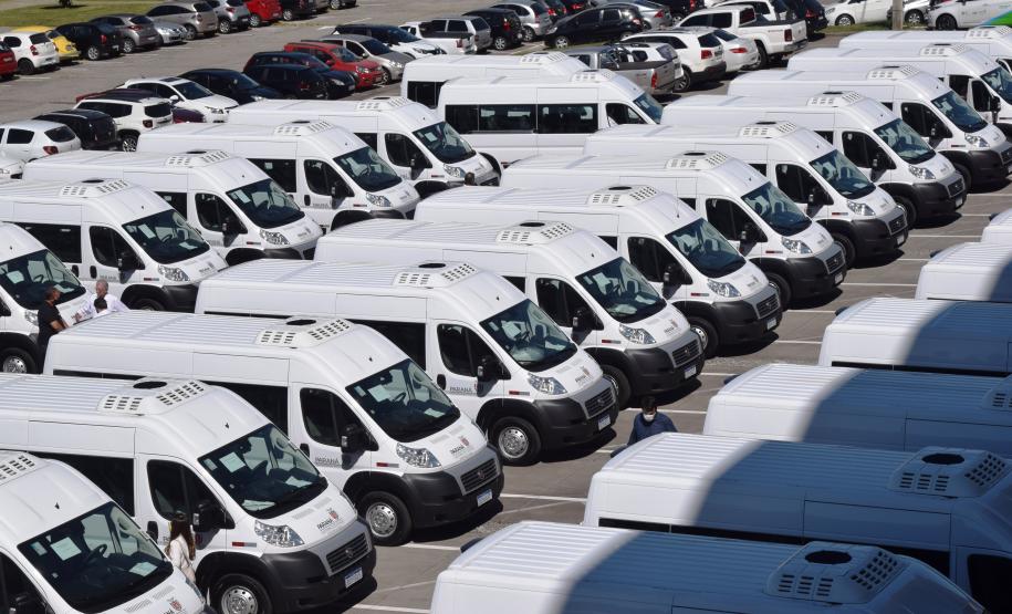 Governo entrega vans para agilizar o transporte de pacientes de 45 municípios
