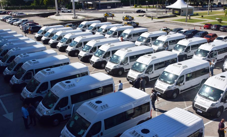 Governo entrega vans para agilizar o transporte de pacientes de 45 municípios