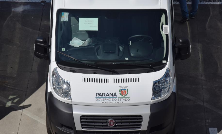 Governo entrega vans para agilizar o transporte de pacientes de 45 municípios