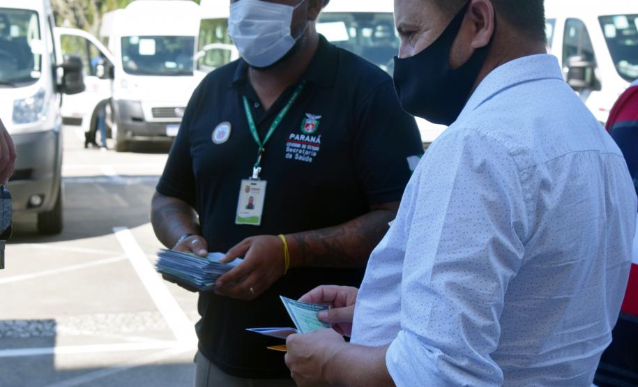 Governo entrega vans para agilizar o transporte de pacientes de 45 municípios