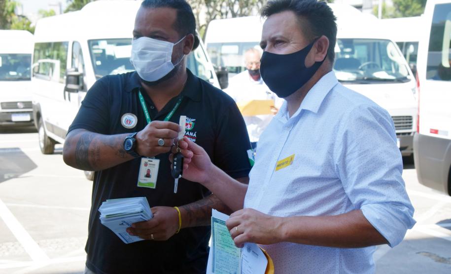 Governo entrega vans para agilizar o transporte de pacientes de 45 municípios