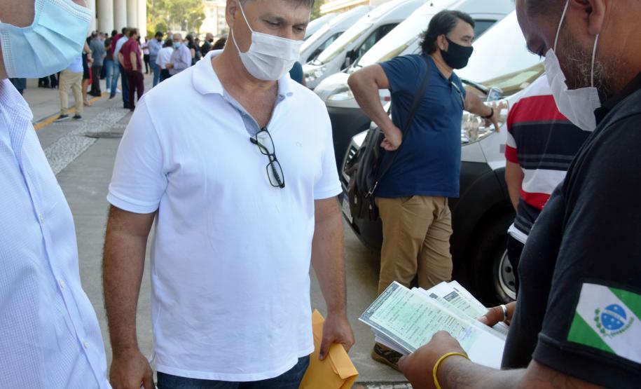 Governo entrega vans para agilizar o transporte de pacientes de 45 municípios