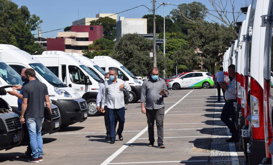 Governo entrega vans para agilizar o transporte de pacientes de 45 municípios