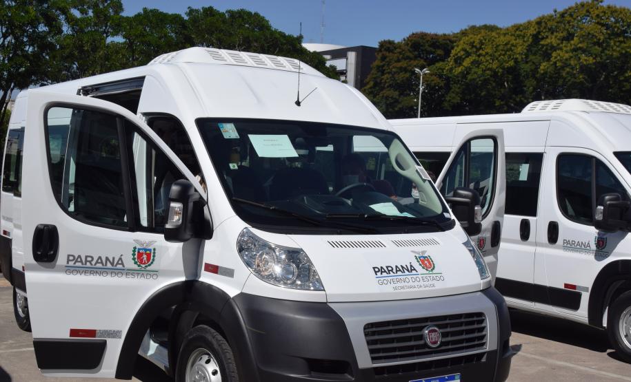 Governo entrega vans para agilizar o transporte de pacientes de 45 municípios