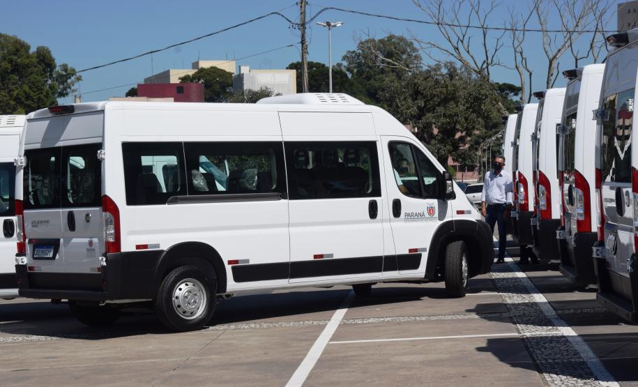 Governo entrega vans para agilizar o transporte de pacientes de 45 municípios