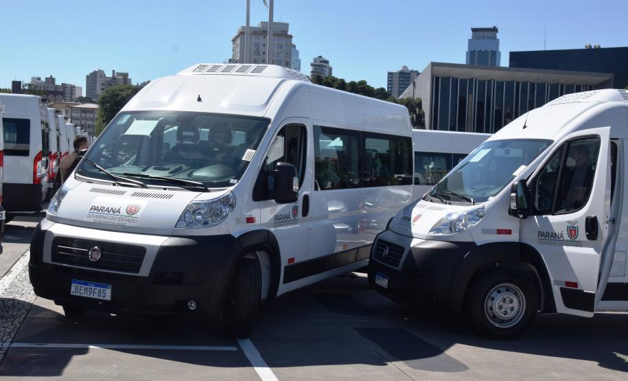 Governo entrega vans para agilizar o transporte de pacientes de 45 municípios