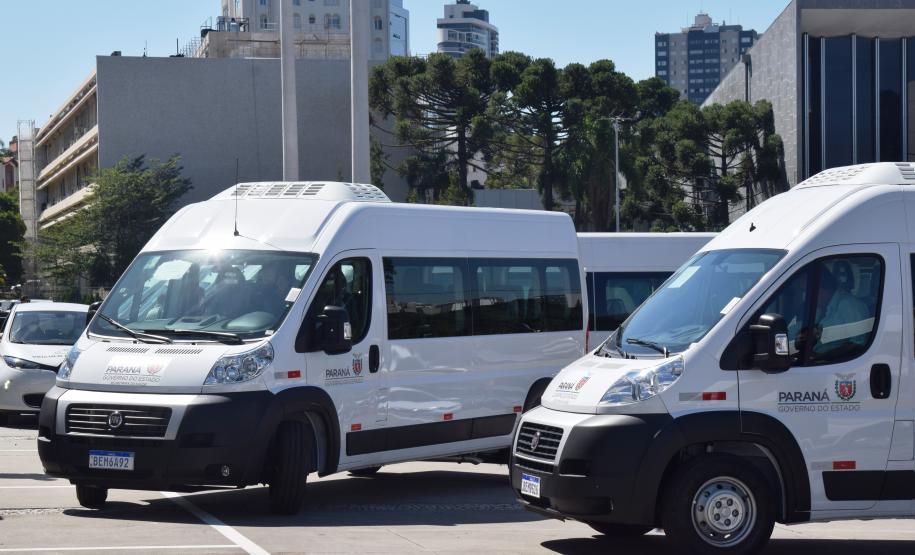 Governo entrega vans para agilizar o transporte de pacientes de 45 municípios